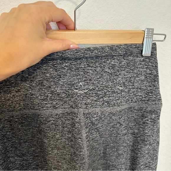 Beyond Yoga Classic Spacedye 7/8 Leggings Cropped Gray
Size Small Women’s - Picture 4 of 8